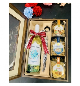 SET QUÀ TẾT RƯỢU VANG JACOB CREEK MOSCATO VÀ 3 HŨ HẠT ( HỘP GỖ)